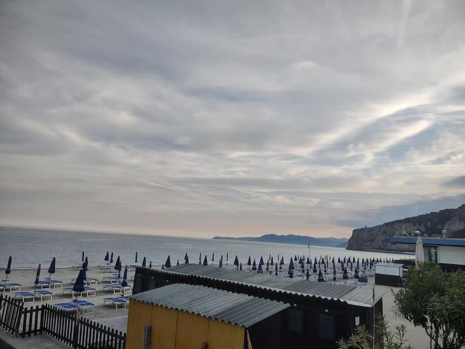 Silver Sands Finale Ligure - Traditional Apartment - 4 Beds & Terrace By The Beach Exterior foto